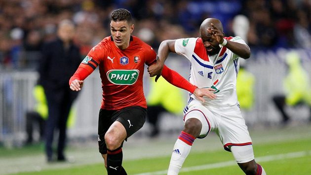 Hatem Ben Arfa svádí sprintový souboj o míč s Tanguyem Ndombeleem během semifinále francouzského poháru. Ilustrační foto Hatem Ben Arfa svádí sprintový souboj o míč s Tanguyem Ndombeleem během semifinále francouzského poháru. Ilustrační foto