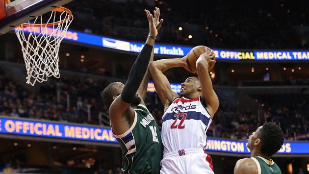 Basketbalista Washingtonu Otto Porter Jr. (č. 22) a Greg Monroe z Milwaukee (vlevo) v zápase NBA. Basketbalista Washingtonu Otto Porter Jr. (č. 22) a Greg Monroe z Milwaukee (vlevo) v zápase NBA.