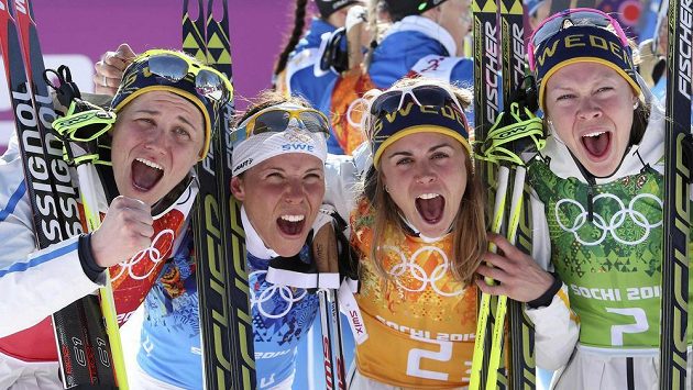 Švédské běžkařky oslavují vítězství ve štafetovém závodě na ZOH v Soči. Zleva Ida Ingemarsdotterová, Charlotte Kallaová, Anna Haagová a Emma Wikenová. Švédské běžkařky oslavují vítězství ve štafetovém závodě na ZOH v Soči. Zleva Ida Ingemarsdotterová, Charlotte Kallaová, Anna Haagová a Emma Wikenová.