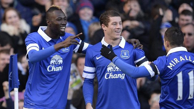Lacina Traoré oslavuje svou první trefu v dresu Evertonu. Lacina Traoré oslavuje svou první trefu v dresu Evertonu.