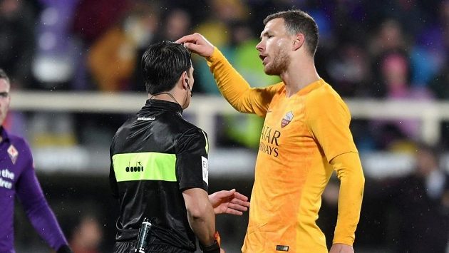 Edin Džeko z AS Řím a rozhodčí Gianluca Manganiello při utkání s Fiorentinou. Edin Džeko z AS Řím a rozhodčí Gianluca Manganiello při utkání s Fiorentinou.