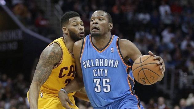 Kevian Duranta z Oklahomy (vpravo) brání Alonzo Gee z Clevelandu. Kevian Duranta z Oklahomy (vpravo) brání Alonzo Gee z Clevelandu.