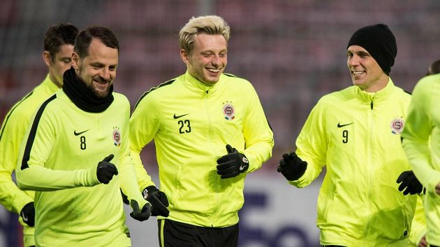 Fotbalisté Sparty (zleva): Marek Matějovský, Ladislav Krejčí a Bořek Dočkal během tréninku před utkáním Evropské ligy s Krasnodarem. Fotbalisté Sparty (zleva): Marek Matějovský, Ladislav Krejčí a Bořek Dočkal během tréninku před utkáním Evropské ligy s Krasnodarem.