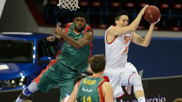 Derrick Byars ze španělského týmu Baloncesto Sevilla (vlevo) a Tomáš Pomikálek z ČEZ Basketball Nymburk bojují o míč. Derrick Byars ze španělského týmu Baloncesto Sevilla (vlevo) a Tomáš Pomikálek z ČEZ Basketball Nymburk bojují o míč.