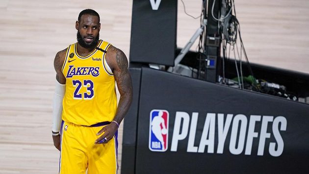 Basketbalista LA Lakers LeBron James slaví postup do 2. kola play off NBA po vítězství v sérii nad Portlandem 4:1. Basketbalista LA Lakers LeBron James slaví postup do 2. kola play off NBA po vítězství v sérii nad Portlandem 4:1.