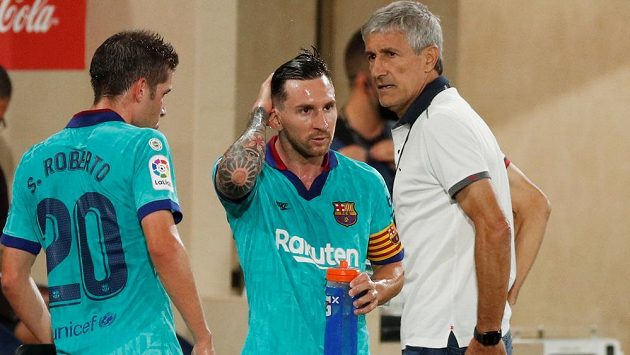 Trenér Barcelony Quique Setien a největší hvězda katalánského týmu Lionel Messi během utkání španělské ligy. Trenér Barcelony Quique Setien a největší hvězda katalánského týmu Lionel Messi během utkání španělské ligy.
