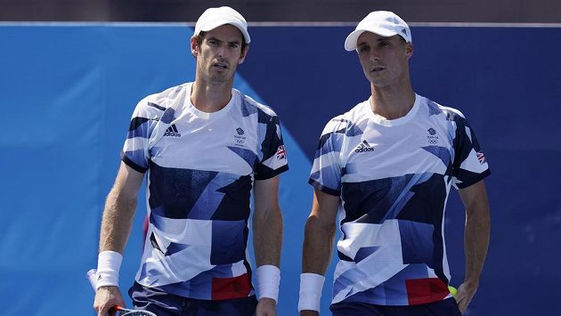 Brit Andy Murray (vlevo) při čtyřhře s Joem Salisburym. Brit Andy Murray (vlevo) při čtyřhře s Joem Salisburym.