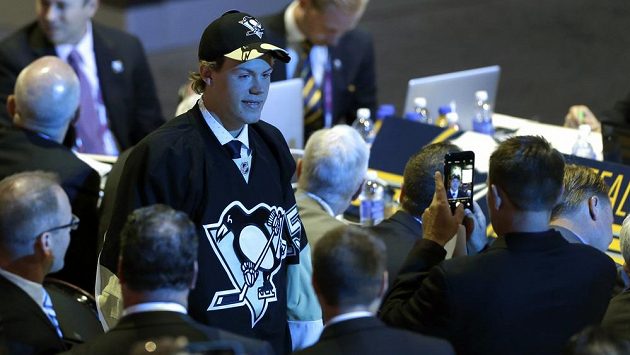 Daniel Sprong je blíže svému snu. Na draftu oblékl dres Pittsburghu. Daniel Sprong je blíže svému snu. Na draftu oblékl dres Pittsburghu.