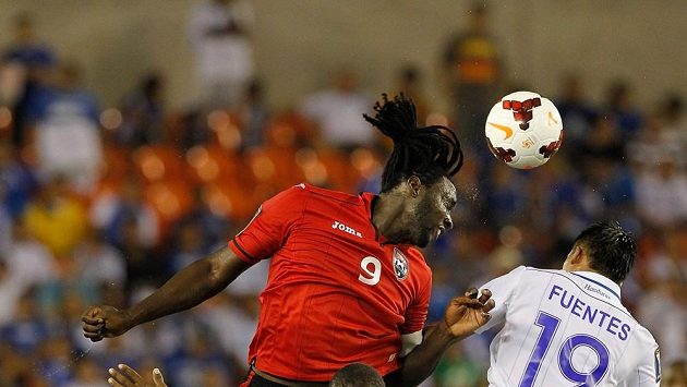 Kenwyne Jones skóruje do sítě Hondurasu. Kenwyne Jones skóruje do sítě Hondurasu.