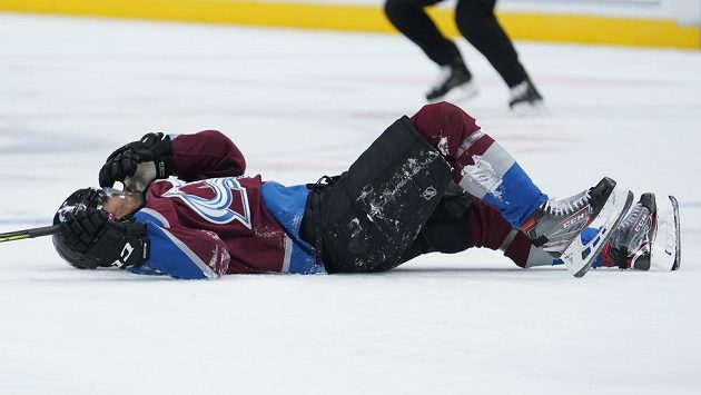 Útočník Columbusu Nick Foligno dostal v NHL zákaz startu ve třech zápasech za faul loktem v sobotním utkání na ledě Colorada na domácího hokejistu Pierra-Edouarda Bellemarea (na snímku). Útočník Columbusu Nick Foligno dostal v NHL zákaz startu ve třech zápasech za faul loktem v sobotním utkání na ledě Colorada na domácího hokejistu Pierra-Edouarda Bellemarea (na snímku).