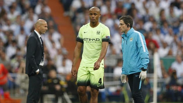 Stoper Manchesteru City Vincent Kompany musel ze zápasu s Realem odstoupit kvůli zranění už po devíti minutách hry. Stoper Manchesteru City Vincent Kompany musel ze zápasu s Realem odstoupit kvůli zranění už po devíti minutách hry.