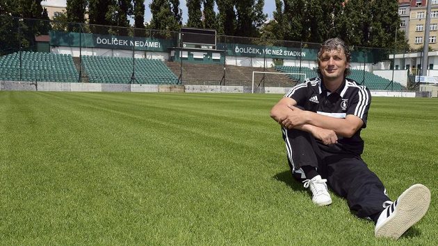 Trenér fotbalového mužstva Bohemians 1905 Jozef Weber pózuje na novém vyhřívaném trávníku ve vršovickém Ďolíčku. Trenér fotbalového mužstva Bohemians 1905 Jozef Weber pózuje na novém vyhřívaném trávníku ve vršovickém Ďolíčku.