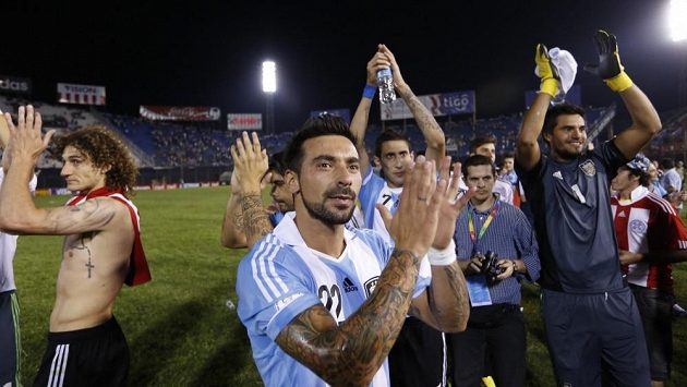 Fotbalisté Argentiny se radují z postupu na mistrovství světa. Fotbalisté Argentiny se radují z postupu na mistrovství světa.