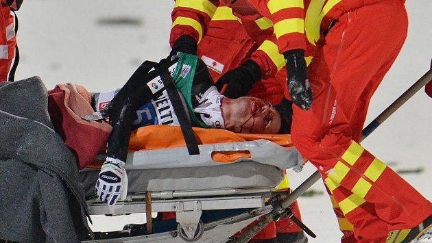 Švýcar Simon Ammann skončil po pádu v Bischofshofenu na nosítkách, musel do nemocnice. Švýcar Simon Ammann skončil po pádu v Bischofshofenu na nosítkách, musel do nemocnice.