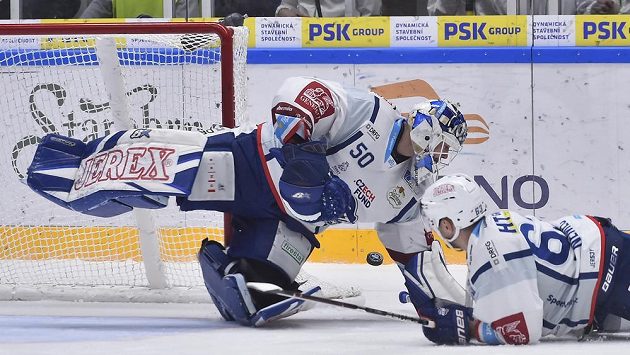 Brankář Brna Karel Vejmelka a jeho spoluhráč Ondřej Němec. Brankář Brna Karel Vejmelka a jeho spoluhráč Ondřej Němec.
