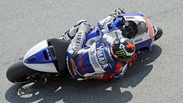 Španělského motocyklistu Jorgeho Lorenza (na snímku) potkal při tréninku na VC Německa těžký pád. Španělského motocyklistu Jorgeho Lorenza (na snímku) potkal při tréninku na VC Německa těžký pád.