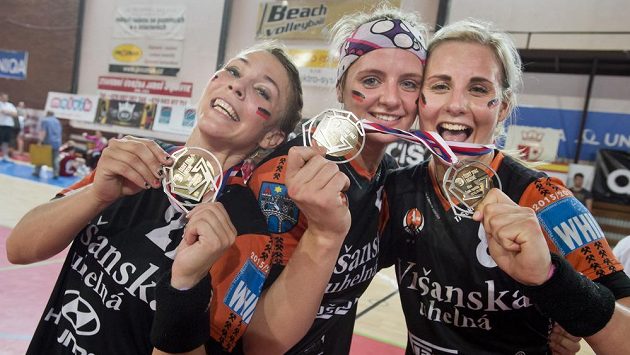 Hráčky Baníku Most (zleva) Lucie Súkenníková, Markéta Jeřábková a Michaela Borovská oslavují mistrovský titul. Hráčky Baníku Most (zleva) Lucie Súkenníková, Markéta Jeřábková a Michaela Borovská oslavují mistrovský titul.