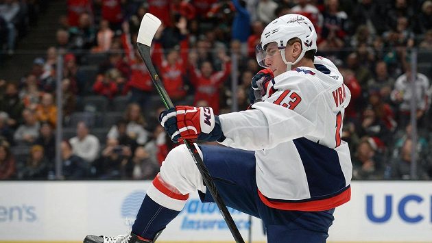 Český útočník Washingtonu Jakub Vrána se raduje z branky do sítě Anaheimu v zápase NHL. Český útočník Washingtonu Jakub Vrána se raduje z branky do sítě Anaheimu v zápase NHL.
