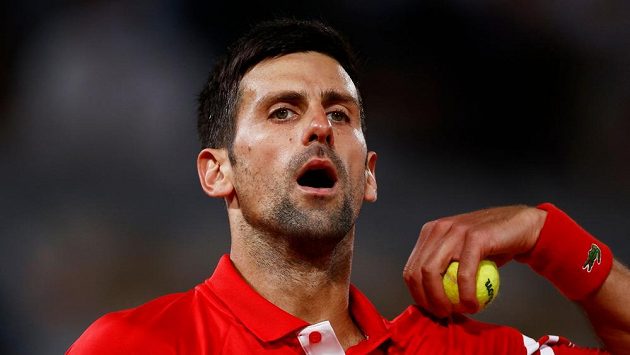 Srb Novak Djokovič při utkání s Italem Matteem Berrettinim. Srb Novak Djokovič při utkání s Italem Matteem Berrettinim.
