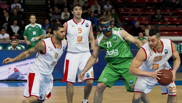 Basketbalisté Tre Simmons (zleva) a Jiří Welsch z Nymburka, Kostas Kaimakoglou z Kazaně a Christian Burns z Nymburka v utkání 6. kola osmifinále Evropského poháru. Basketbalisté Tre Simmons (zleva) a Jiří Welsch z Nymburka, Kostas Kaimakoglou z Kazaně a Christian Burns z Nymburka v utkání 6. kola osmifinále Evropského poháru.