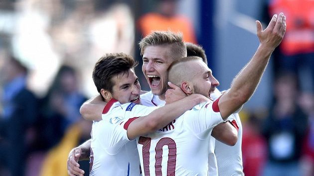 Michal Trávník, Martin Frýdek a Jiří Skalák oslavují čtvrtý gól během utkání proti Srbům Michal Trávník, Martin Frýdek a Jiří Skalák oslavují čtvrtý gól během utkání proti Srbům