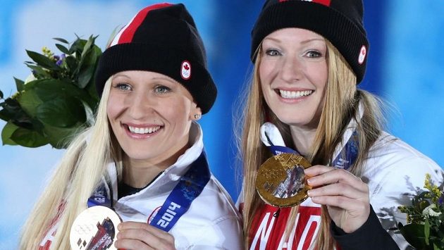 Kanaďanky Kaillie Humphriesová (vlevo) a Heather Moyseová se zlatem na olympiádě v Soči. Blonďatá pilotka chce zkusit závodit s muži. Kanaďanky Kaillie Humphriesová (vlevo) a Heather Moyseová se zlatem na olympiádě v Soči. Blonďatá pilotka chce zkusit závodit s muži.