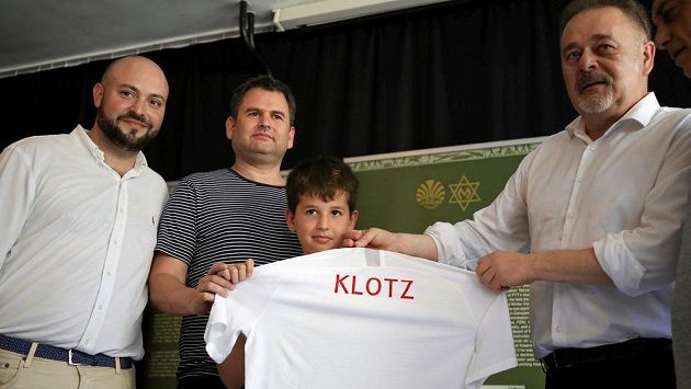 Příbuzní Józefa Klotze, někdejšího polského hráče židovského původu, obdrželi dres svého předka před utkáním Polska s Izraelem ve Varšavě. Příbuzní Józefa Klotze, někdejšího polského hráče židovského původu, obdrželi dres svého předka před utkáním Polska s Izraelem ve Varšavě.