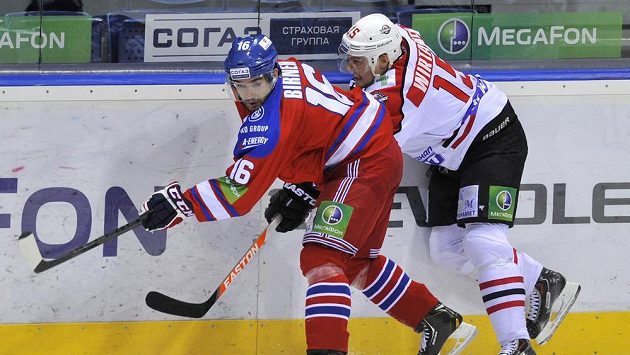 Útočník Lva Michal Birner (vlevo) a útočník Doněcku Petteri Wirtanen bojují o puk. Útočník Lva Michal Birner (vlevo) a útočník Doněcku Petteri Wirtanen bojují o puk.