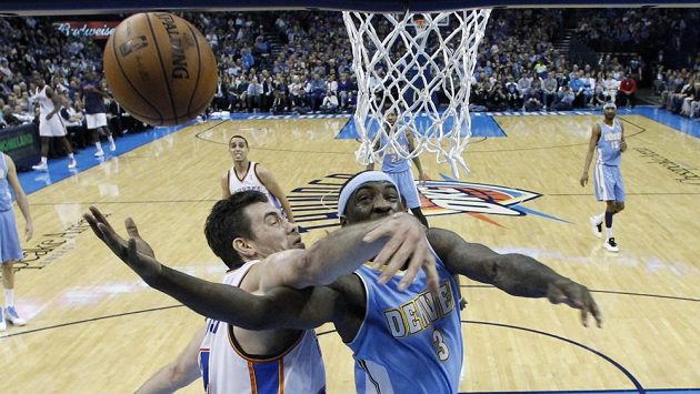 Basketbalisty Denveru táhl Ty Lawson (vpravo) s pětadvaceti body. Basketbalisty Denveru táhl Ty Lawson (vpravo) s pětadvaceti body.