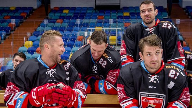 Hokejisté klubu Mountfield HK při focení před novou extraligovou sezónou. Zleva jsou Jaroslav Bednář, Jiří Šimánek, René Vydarený a Petr Koukal (dole). Hokejisté klubu Mountfield HK při focení před novou extraligovou sezónou. Zleva jsou Jaroslav Bednář, Jiří Šimánek, René Vydarený a Petr Koukal (dole).
