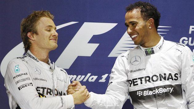 Druhý Nico Rosberg (vlevo) gratuluje svému stájovému kolegovi z Mercedesu Lewisu Hamiltonovi k vítězství ve Velké ceně Bahrajnu. Druhý Nico Rosberg (vlevo) gratuluje svému stájovému kolegovi z Mercedesu Lewisu Hamiltonovi k vítězství ve Velké ceně Bahrajnu.