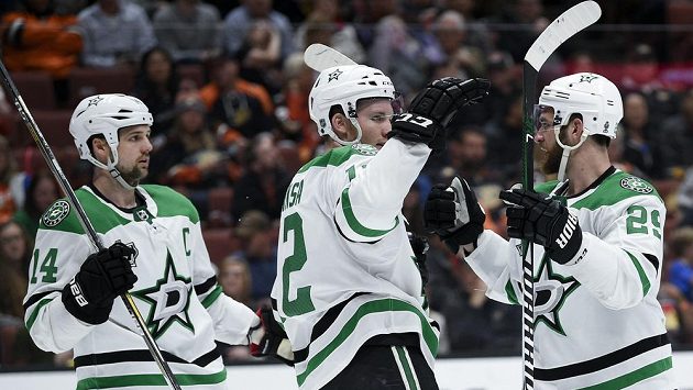Český útočník Dallasu Radek Faksa (uprostřed) se raduje ze svého gólu v zápase NHL proti Anaheimu. Gratulují mu spoluhráči Jamie Benn (vlevo) a Greg Pateryn. Český útočník Dallasu Radek Faksa (uprostřed) se raduje ze svého gólu v zápase NHL proti Anaheimu. Gratulují mu spoluhráči Jamie Benn (vlevo) a Greg Pateryn.