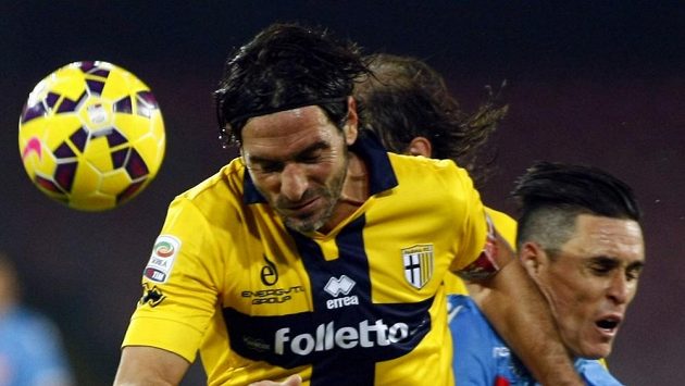 Kapitán Parmy Alessandro Lucarelli v zápase s Neapolí. Kapitán Parmy Alessandro Lucarelli v zápase s Neapolí.