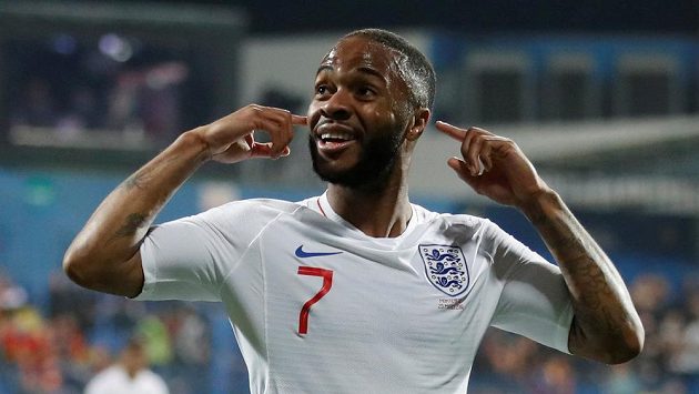 Anglický fotbalista Raheem Sterling oslavuje pátý gól Albionu poté, co byl v průběhu zápasu rasisticky urážen černohorskými diváky. Anglický fotbalista Raheem Sterling oslavuje pátý gól Albionu poté, co byl v průběhu zápasu rasisticky urážen černohorskými diváky.