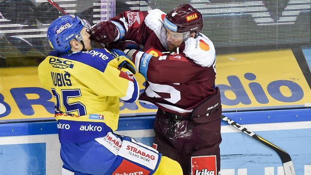 Hokejový útočník Zlína Pavel Kubiš v tvrdém souboji s obráncem Sparty Zbyňkem Michálkem. Hokejový útočník Zlína Pavel Kubiš v tvrdém souboji s obráncem Sparty Zbyňkem Michálkem.