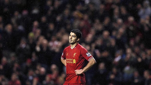 Kanonýr Liverpoolu Luis Suárez v duelu s Hullem. Kanonýr Liverpoolu Luis Suárez v duelu s Hullem.