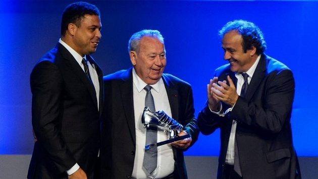 Francouz Just Fontaine (uprostřed) dostal trofej za přítomnosti bývalé brazilské hvězdy Ronalda (vlevo) a šéfa UEFA Michela Platiniho. Francouz Just Fontaine (uprostřed) dostal trofej za přítomnosti bývalé brazilské hvězdy Ronalda (vlevo) a šéfa UEFA Michela Platiniho.