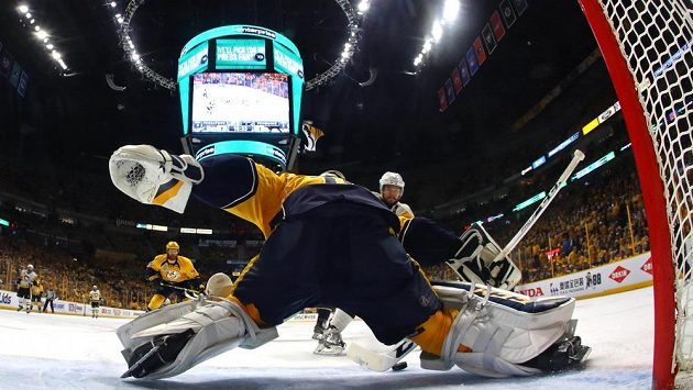 Pekka Rinne (35) kryje střelu Chrise Kunitze (14). Pekka Rinne (35) kryje střelu Chrise Kunitze (14).