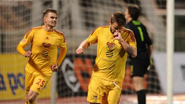 Útočník Dukly Praha Zbyněk Pospěch se raduje z branky, kterou vstřelil Spartě. Útočník Dukly Praha Zbyněk Pospěch se raduje z branky, kterou vstřelil Spartě.