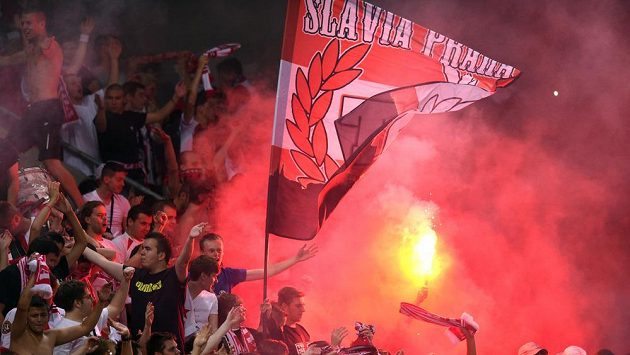 Fanoušci Slavie Praha v utkání s Baníkem Ostrava. Fanoušci Slavie Praha v utkání s Baníkem Ostrava.