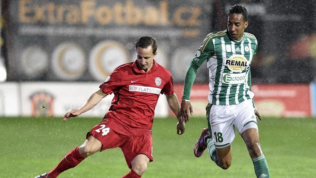 Alois Hyčka (vlevo) ze Zbrojovky Brno a Jhon Mosquera z Bohemians. Alois Hyčka (vlevo) ze Zbrojovky Brno a Jhon Mosquera z Bohemians.