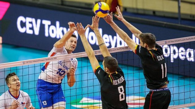 Český volejbalový reprezentant Lukáš Vašina v akci v souboji s Německem. Český volejbalový reprezentant Lukáš Vašina v akci v souboji s Německem.