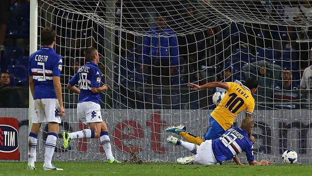 Útočník Juventusu Turín Carlos Tévez (ve žlutém dresu) střílí v italské lize gól Sampdorii Janov. Útočník Juventusu Turín Carlos Tévez (ve žlutém dresu) střílí v italské lize gól Sampdorii Janov.