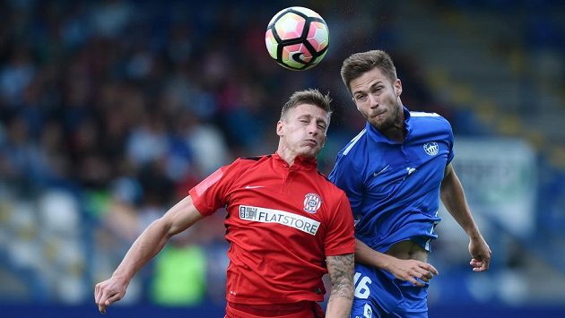 Igor Súkenník (vpravo) ze Slovanu Liberec a Radek Buchta ze Zbrojovky Brno v utkání čtvrtého ligového kola. Igor Súkenník (vpravo) ze Slovanu Liberec a Radek Buchta ze Zbrojovky Brno v utkání čtvrtého ligového kola.