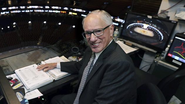 Hokejový komentátor Mike Emrick. Hokejový komentátor Mike Emrick.