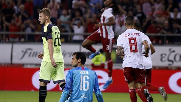 Hráči Olympiakosu se radují. Na kolenou plzeňský brankář Aleš Hruška, vlevo Jakub Brabec. Hráči Olympiakosu se radují. Na kolenou plzeňský brankář Aleš Hruška, vlevo Jakub Brabec.