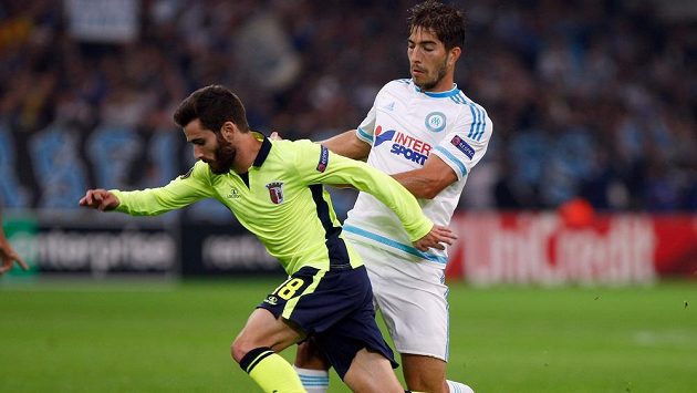 Záložník Marseille Lucas Silva Borges (vpravo) v souboji s Rafaelem Alexandrem Fernandesem Ferreirou da Silvou z Bragy v utkání Evropské ligy. Záložník Marseille Lucas Silva Borges (vpravo) v souboji s Rafaelem Alexandrem Fernandesem Ferreirou da Silvou z Bragy v utkání Evropské ligy.