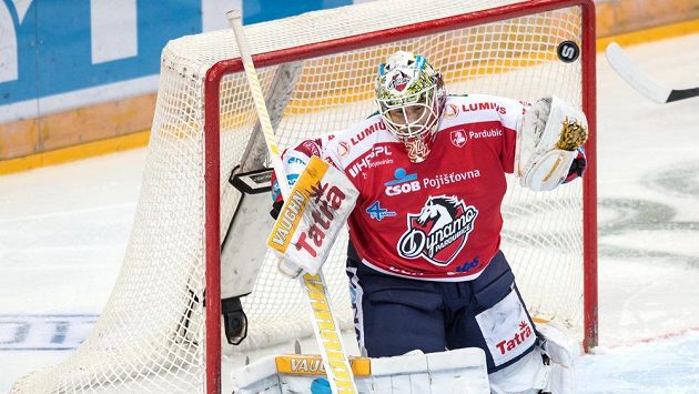 Pardubický brankář Jaroslav Hübl inkasuje gól od sparťana Jaroslava Hlinky. Pardubický brankář Jaroslav Hübl inkasuje gól od sparťana Jaroslava Hlinky.