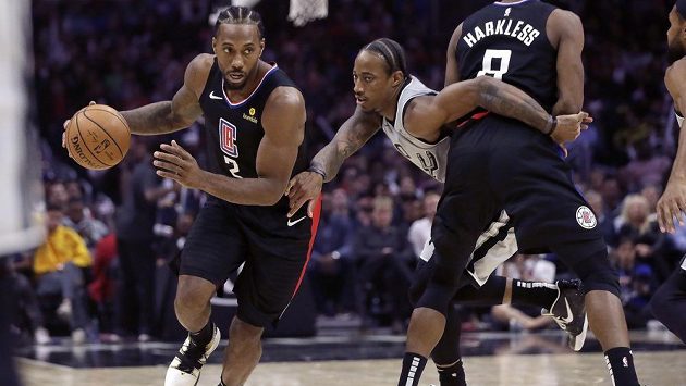 Basketbalista San Antonia Spurs DeMar DeRozan se snaží ubránit Kawhiho Leonarda z Los Angeles Clippers během utkání NBA. Basketbalista San Antonia Spurs DeMar DeRozan se snaží ubránit Kawhiho Leonarda z Los Angeles Clippers během utkání NBA.