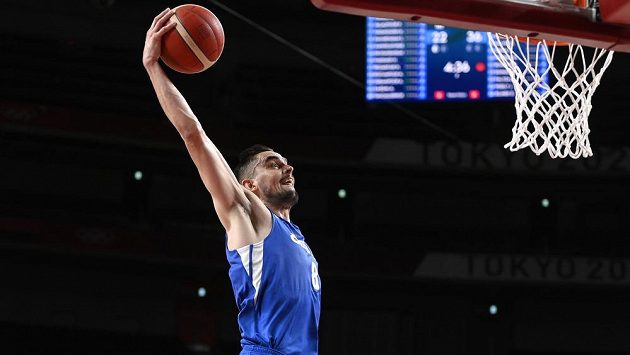 Tomáš Satoranský zakončuje v utkání s Íránem. Tomáš Satoranský zakončuje v utkání s Íránem.